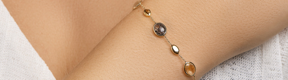 Gouden armband met gekleurde stenen