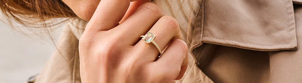 Gouden ringen met groene steen