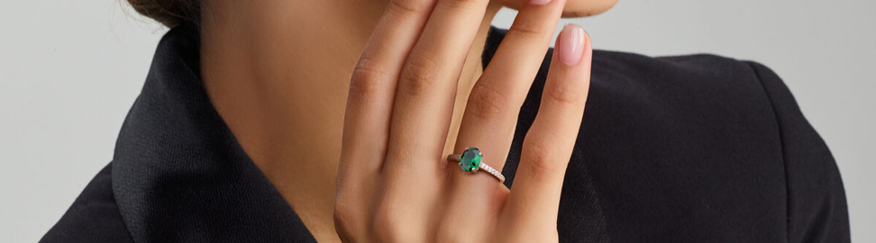 Zilveren sieraden met groene steen